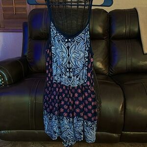 Angie Romper V-Neck sleeveless romper with side pockets. Size Small